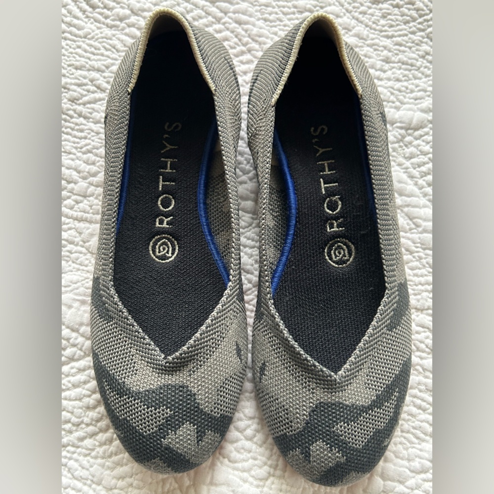 Rothy’s The Flat round toe ballet flats in a grey camouflage print. 6 Runs small